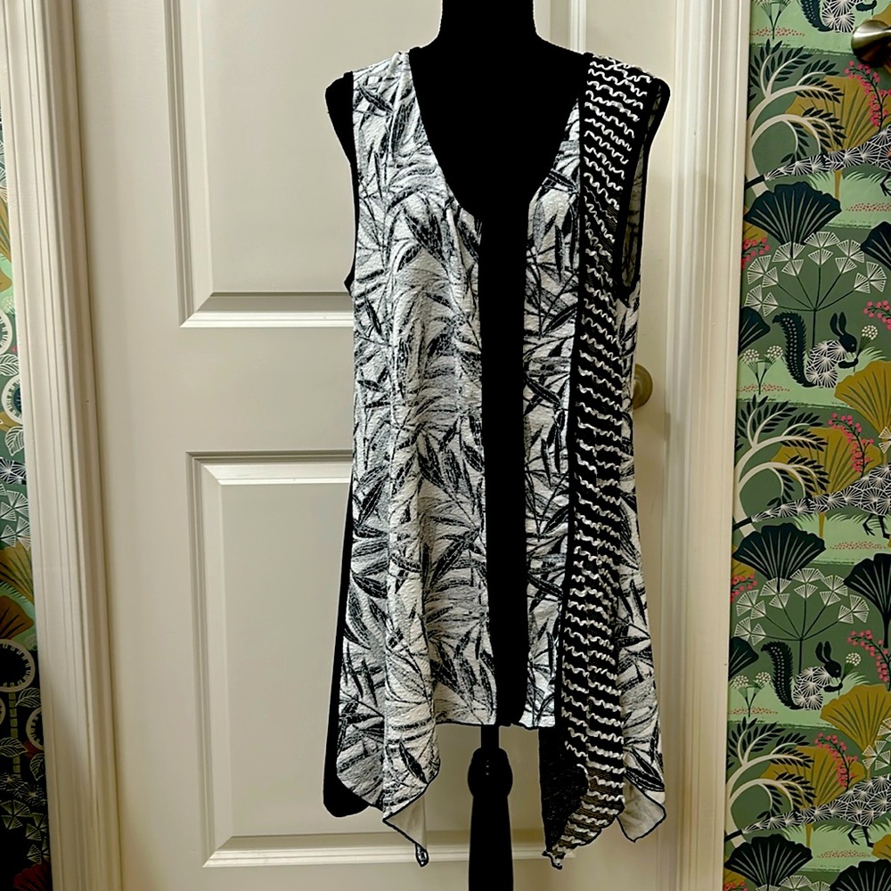 NWOT Beautiful tank top. Great with leggings perfect condition no rips or stains